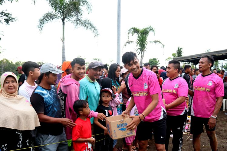 Pemain Arema FC, Jayus Hariono keliling meminta sumbangan kepada penonton sepakbola amal yang digelar oleh tim Dokjrenk FC di Lapangan Wonoayu, Wajak, Kabupaten Malang, Jawa Timur, Kamis (9/1/2020) sore. 