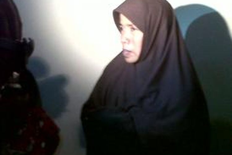 Ismawati (40) isteri Suardi alias Pak Guru tengah menjawab sejumlah pertanyaan wartawan terkait suaminya yang tewas ditembak Detasemen Khusus (Densus) 88 di kediamannya Kabupaten Bone, Sulawesi Selatan. Sabtu, (19/10/2013).