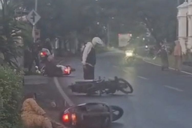 Solar Tumpah Sebabkan Puluhan Kendaraan Terguling, Truk Asal Pamekasan Diamankan Polisi