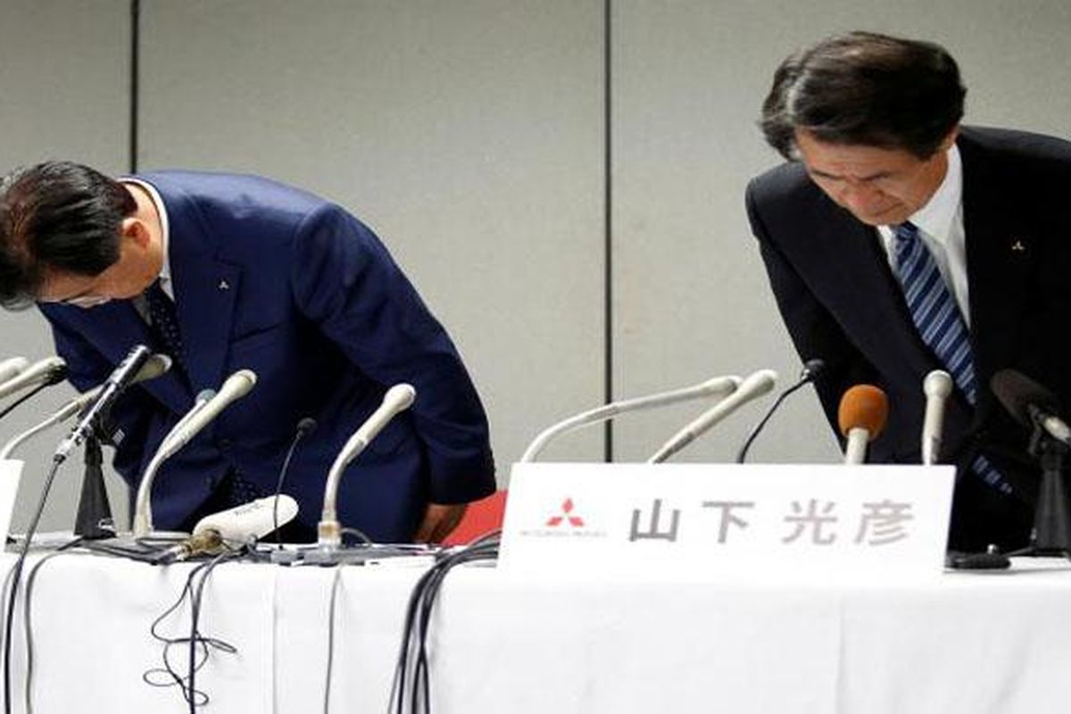 Osamu Masuko (kiri), Chairman and Chief Executive Officer Mitsubishi Motors Corp dan Mitsuhiko Yamashita, Head of Research and Development menundukkan kepalanya dan meminta maaf terkait saat konferensi pers di Tokyo, jepang, 30 Agustus 2016.