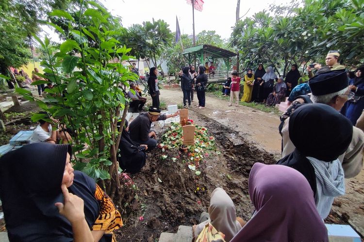 Keluarga, kerabat, dan rekan kerja menemani pemakaman Jessica Shintya Pentury salah satu korban tragedi pembacokan oleh OB terhadap kepala koperasi di Desa Kebon Turi Kecamatan Arjawinangun Kabupaten Cirebon, Selasa (30/1/2024)