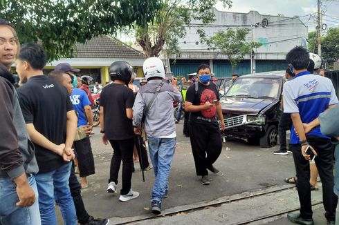 Dua Penjual Masker di Pinggir Jalan Tewas Diseruduk Mobil