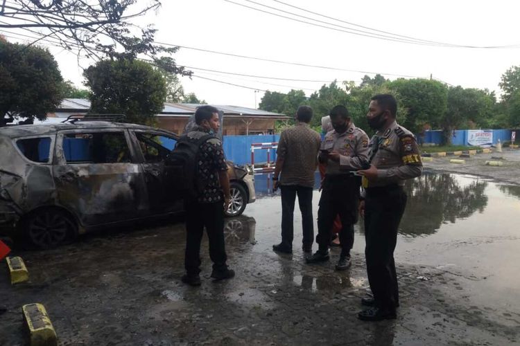 Petugas Polsek Tampan melakukan olah TKP pada kasus kebakaran satu unit mobil milik dokter di RS Aulia Hospital di Jalan HR Soebrantas, Kecamatan Tampan, Kota Pekanbaru, Riau, Jumat (4/12/2020).