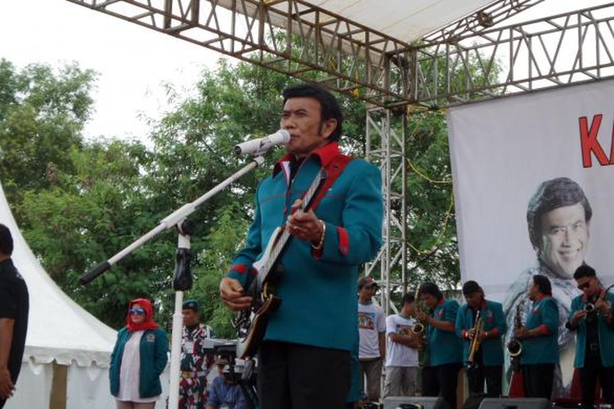 Ketua Umum Partai Idaman Rhoma Irama bernyanyi untuk mendukung pasangan calon gubernur dan wakil gubernur DKI Jakarta Anies Baswedan dan Sandiaga Uno pada kampanye terbatas di Ciracas, Jakarta Timur, Kamis (2/2/2017).