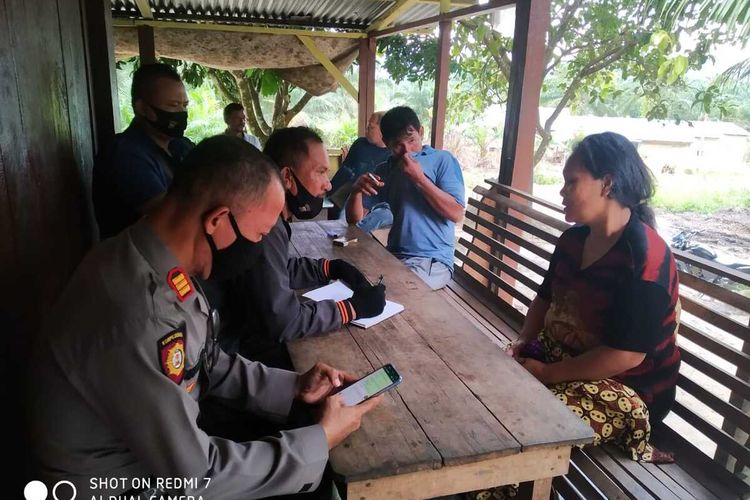 Personel Polisi melakukan identifikasi dan memintai keterangan dari sejumlah saksi, pasca tewasnya seorang ibu setelah dianiaya tetangganya di Dusun Janji Matogu, Angkola Selatan, Tapanuli Selatan, Jumat (24/2020).