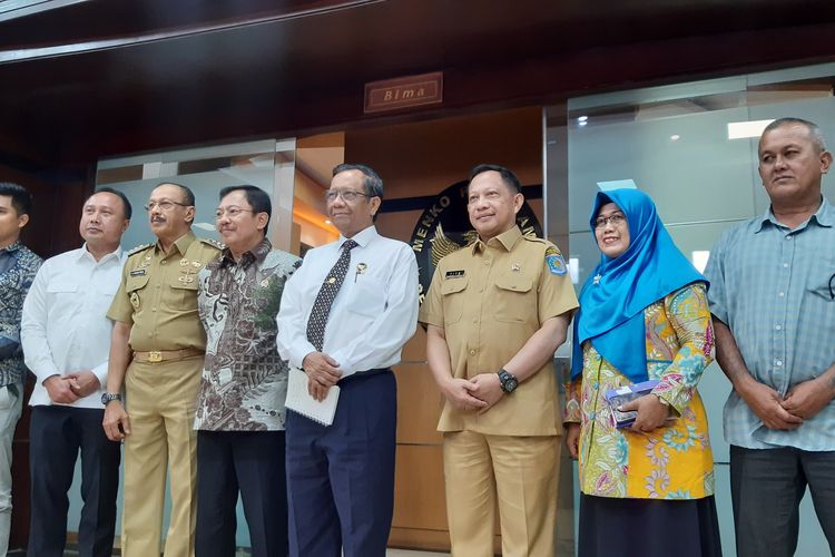 Menteri Koordinator bidang Politik, Hukum, dan Keamanan (Menko Polhukam) Mahfud MD di kantor Kemenko Polhukam, Jalan Medan Merdeka Barat, Jakarta, Selasa (4/1/2020).