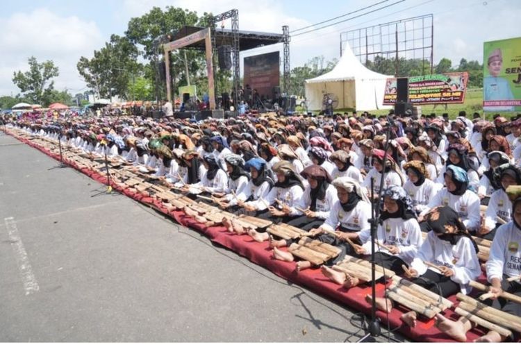 Ribuan pelajar SMP di Kabupaten Muaro Jambi memainkan alat musik dan sastra tutur Senandung Jolo, Kamis (2/5/2024). 