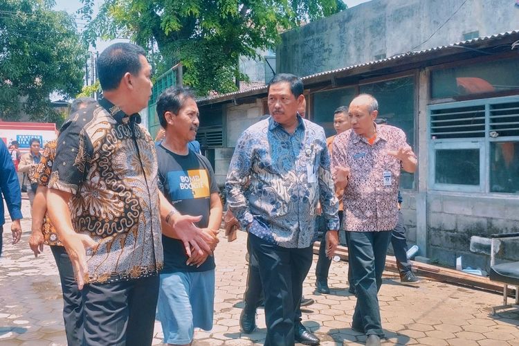 Pj Gubernur Jateng Nana Sudjana saat peninjau proses pendinginan kebakaran Gudang Rongsok di Kelurahan Joyosudiran, Kecamatan Pasar Kliwon, Kota Solo, Jawa Tengah (Jateng),, pada Rabu (4/9/2023).