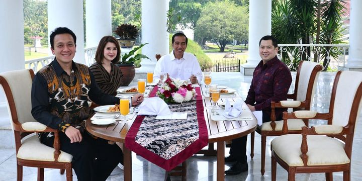 Presiden Joko Widodo menjamu santap siang Ketum PSI Grace Natalie, Ketum Perindo Hary Tanoesoedibjo dan Ketum PKPI Diaz Hendropriyono di beranda Istana Presiden Bogor, Sabtu (28/7/2018).