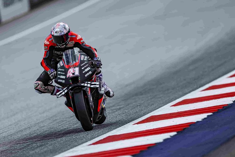 Pebalap Aprilia, Aleix Espargaro, saat berlaga pada MotoGP Austria 2022. Artikel ini berisi jadwal dan link live streaming sprint race MotoGP Argentina 2023.