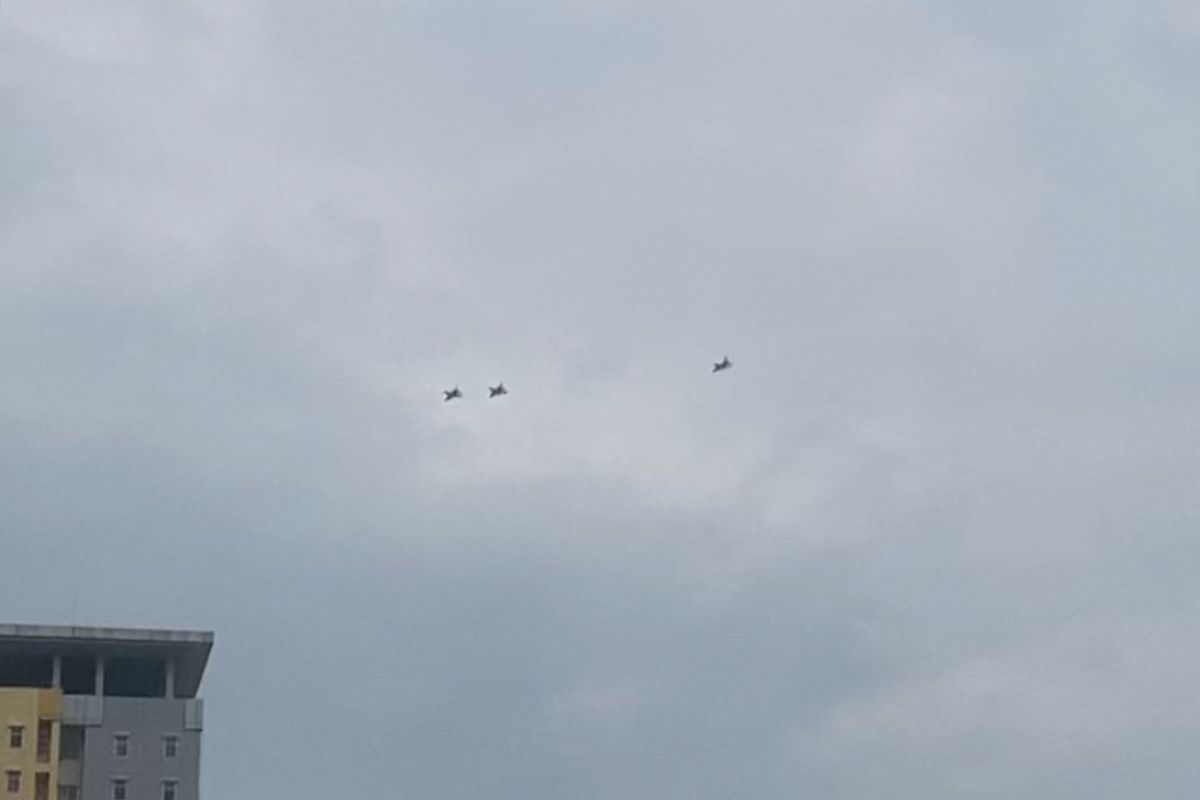 Jet Tempur TNI AU sedang bermanuver di udara