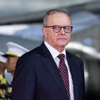 Perdana Menteri Australia Anthony Albanese berjalan saat tiba di Bandara Internasional Halim Perdanakusuma di Jakarta, Indonesia, (14/5/2025). Ini merupakan kunjungan luar negeri pertamanya setelah terpilih kembali.