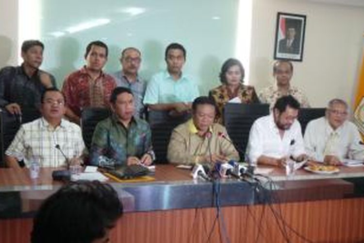 Ketua Umum Partai Golkar hasil Munas Ancol, Agung Laksono bersama pengurus Golkar memberikan pernyataan kepada pers, di Slipi, Jakarta, Selasa (27/10/2015).