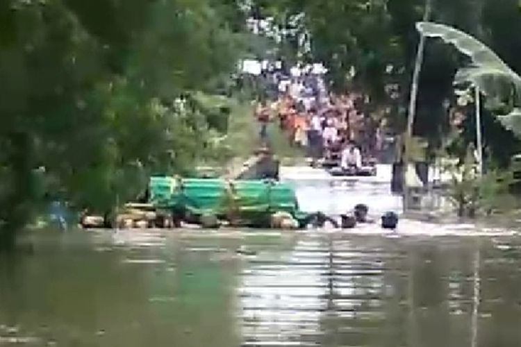 VIDEO VIRAL: Unggahan video yang mendokumentasikan sejumlah warga berjibaku mengantar keranda jenazah di tengah kepungan banjir setinggi 1,5 meter viral di media sosial baru-baru ini.