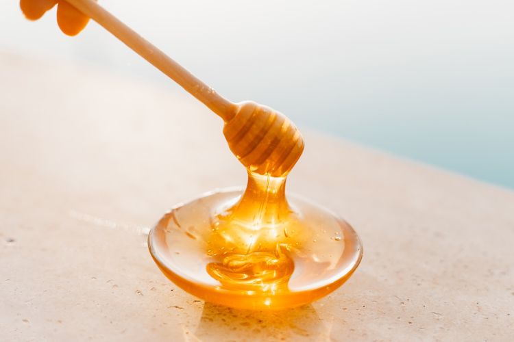 Untuk menggunakan madu sebagai salah satu cara mengobati sariawan, oleskan madu ke bagian yang sakit sekitar empat kali sehari.