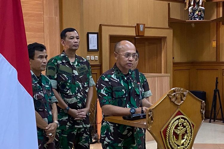 Kepala Pusat Penerangan (Kapuspen) TNI Laksamana Muda (Laksda) Julius Widjojono saat konferensi pers terkait penyerangan KKB, di Mabes TNI, Jakarta Timur, Minggu (16/4/2023). 