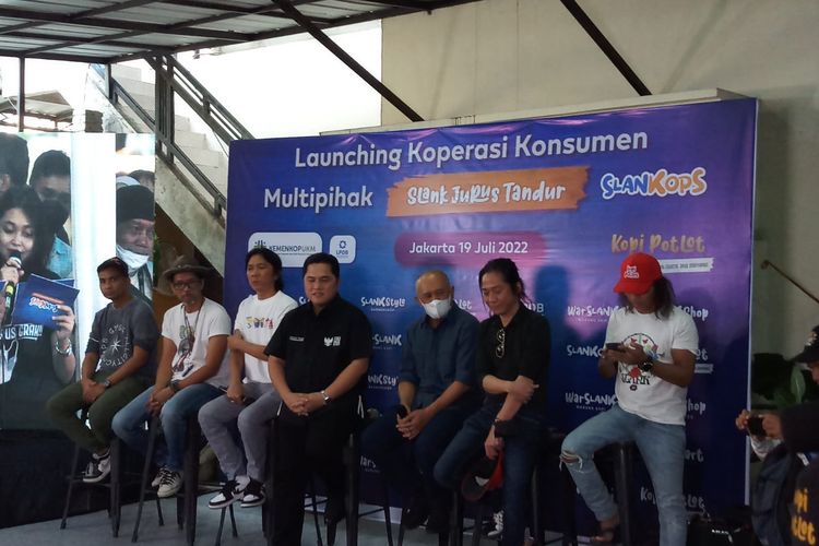 Slank, Menteri BUMN Erick Thohir dan Menteri Koperasi dan UKM, Teten Masduki dalam peluncuran Slankops di Potlot, kawasan Jakarta Selatan, Selasa (19/7/2022). 