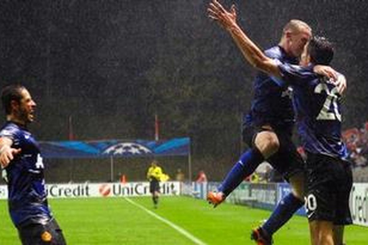 Penyerang Manchester United, Wayne Rooney (tengah) dan Javie Hernandez (kiri), ikut merayakan keberhasilan Robin van Persie (kanan) membobol gawang Braga, pada pertandingan keempat Grup H Liga Champions, di Estadio Municipal de Braga, Rabu (7/11/2012).