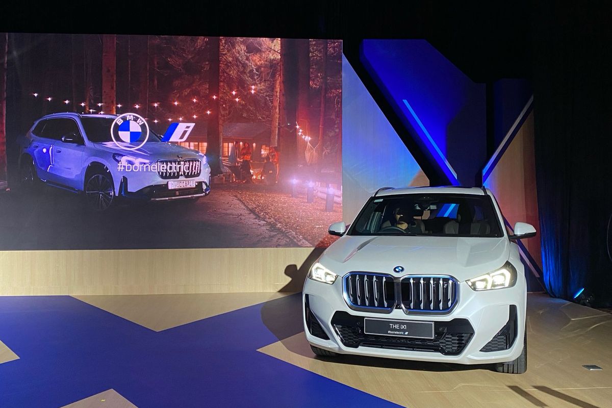 BMW luncurkan dua mobil listrik baru, iX1 dan iX xDrive50