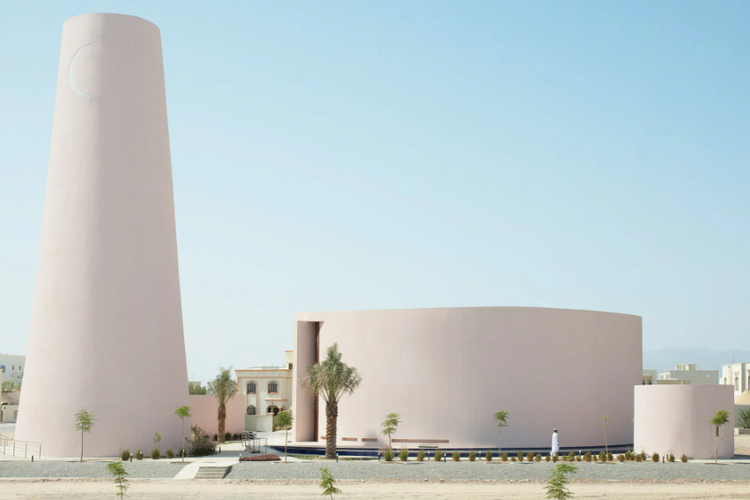 Masjid Bab Al Salam di Muscat, Oman memiliki desain minimalis dan berbentuk seperti silinder. 

