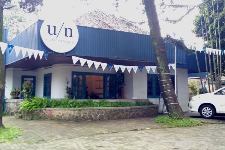 Bangunan bergaya Eropa ini sebuah coffee shop pendatang baru di Bandung, Jawa Barat.  Namanya Uncoffeecial  yang membagikan 1.000 cup es susu kopi secara gratis kepada pengunjungnya. 