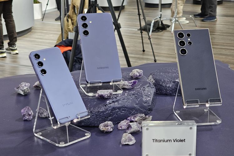 Samsung Galaxy S24 series dengan warna titanium violet dikenalkan di San Jose, California, AS, Kamis (18/1/2024).