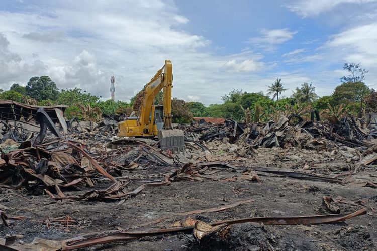 Situasi gudang plastik yang habis terbakar di gduang sekaligus pabrik plastik di Jalan Macem, Bantargebang, Kota Bekasi, Senin (10/4/2023). Satu unit backhoe terlihat ikut diterjunkan untuk membersihkan tumpukan puing kebakaran.