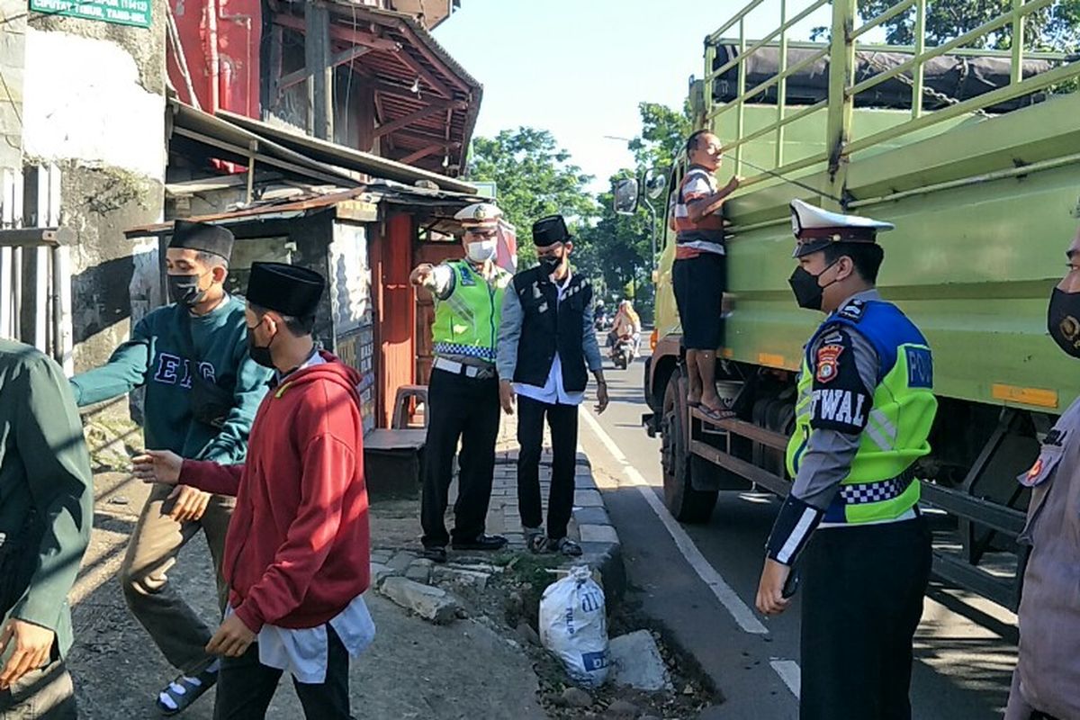 Polisi menjaring empat remaja di Sandratex, Ciputat Timur,  Tangerang Selatan, Kamis (2/12/2021). Para remaja itu mengaku ingin menuju kawasan Monas, Jakarta. 