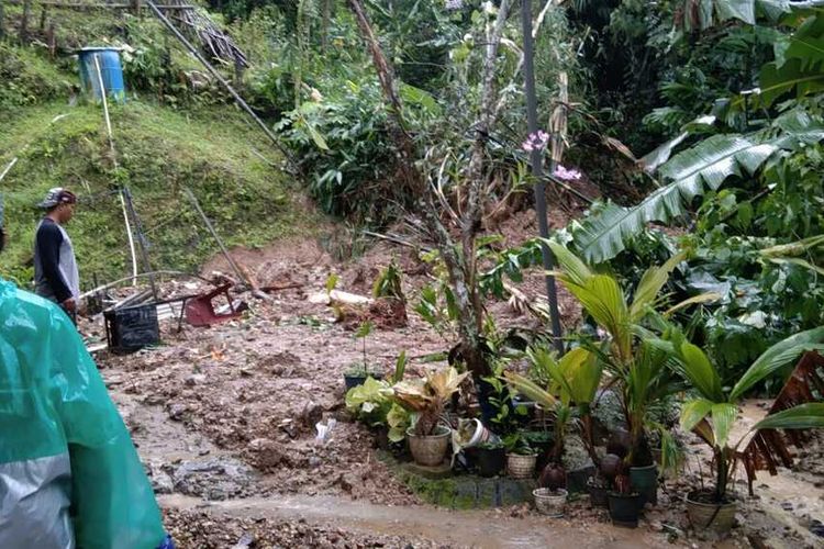 Longsor di Kecamatan Gumelar, Kabupaten Banyumas, Jawa Tengah, Kamis (13/10/2022).