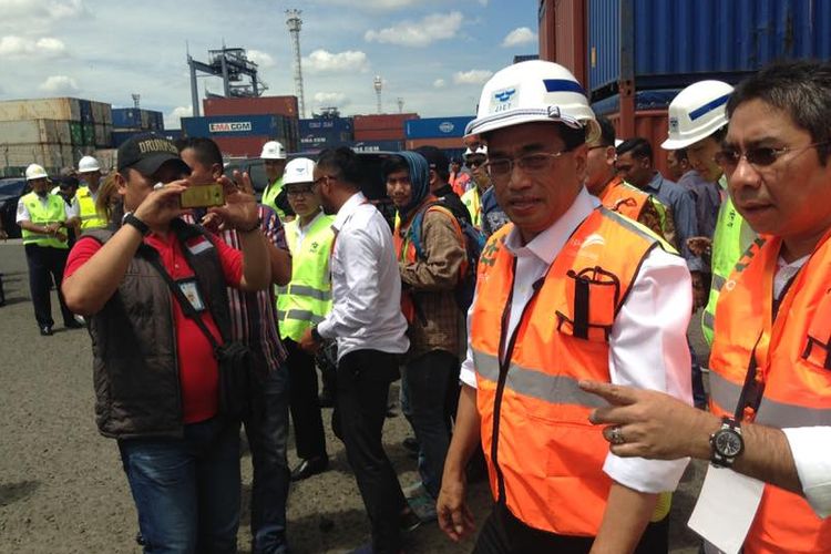 Menteri Perhubungan Budi Karya Sumadi saat ditemui di Pelabuhan Tanjung Priok, Jakarta, Minggu (9/4/2017). 