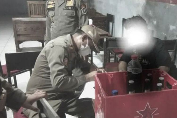 Petugas Satpol PP Lamongan melakukan penutupan bagi kafe dan rumah bernyanyi, yang nekat tetap beroperasi selama Bulan Ramadhan.