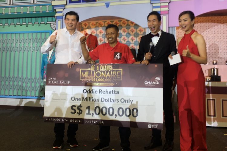 Turis asal Indonesia, Oddie Rehatta (47) memenangi undian uang tunai sebesar satu juta dollar Singapura atau sekitar Rp 10 miliar dalam acara Grand Final Be A Changi Millionaire 2017 yang diadakan oleh Changi Airport Group, Singapura, Minggu (21/1/2018).