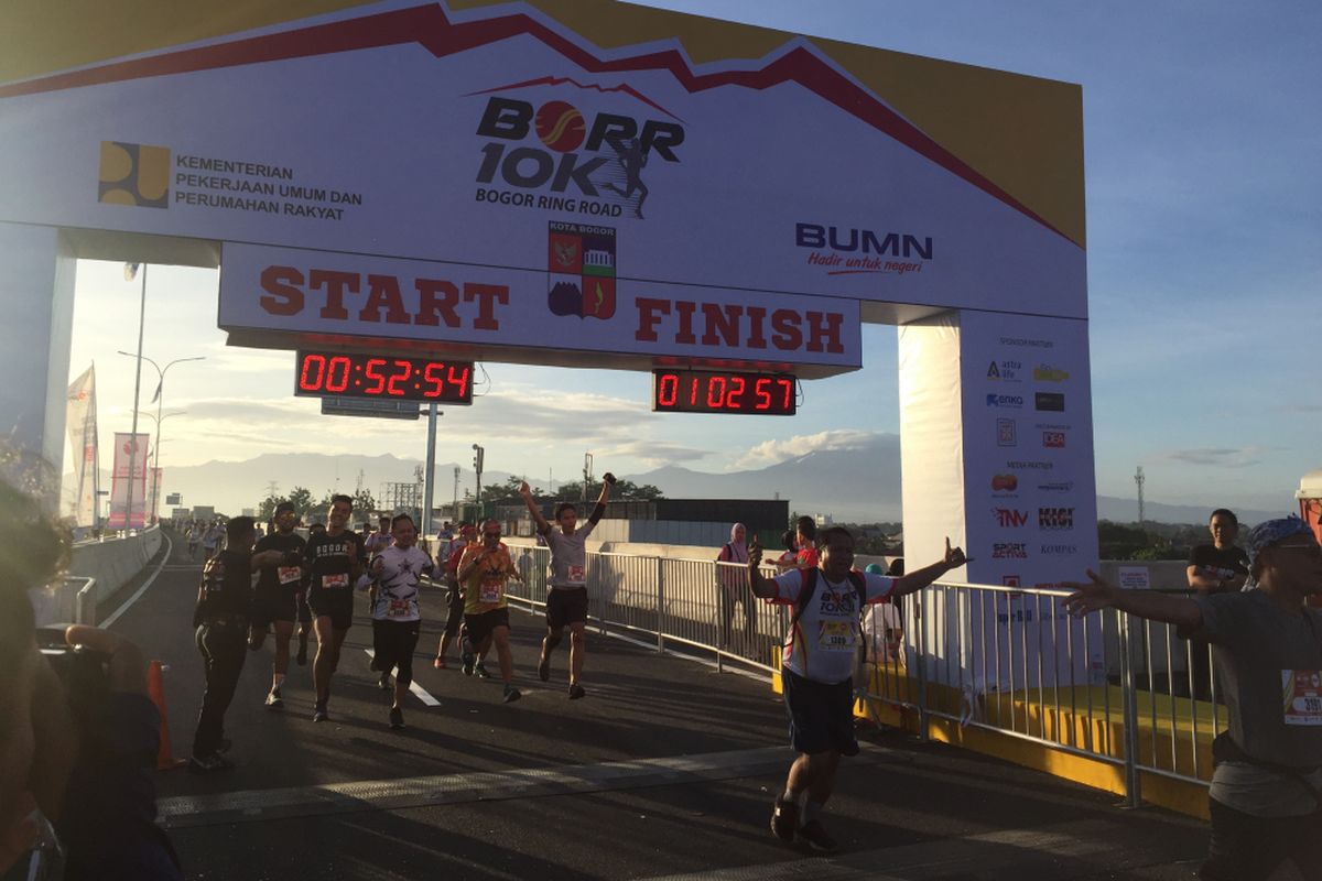 Sejumlah pelari nampak mengikuti kegiatan BORR RUN 10K yang diselenggarakan PT Marga Sarana Jabar.