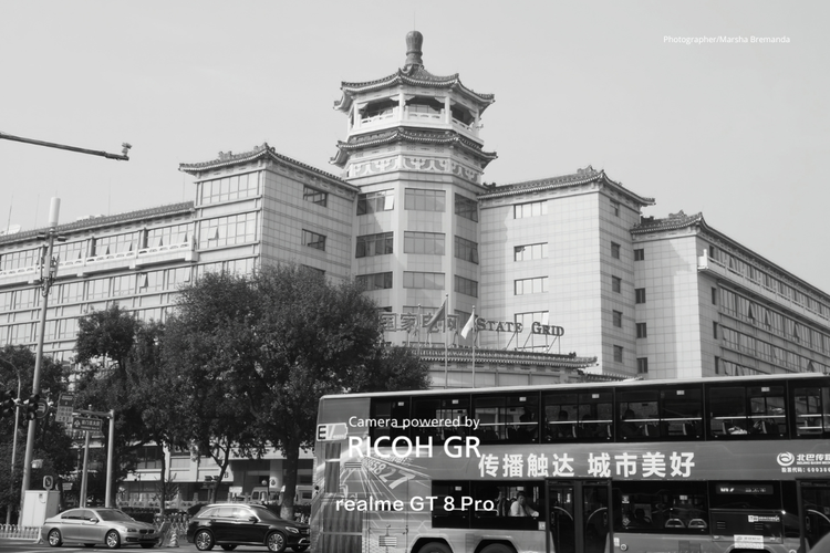 Hasil foto dengan tone Black & White (BW) Monotone di ponsel Realme GT 8 Pro x Ricoh GR menampilkan gradasi abu-abu yang lembut, serta nuansa clean dan minimalis pada foto. 