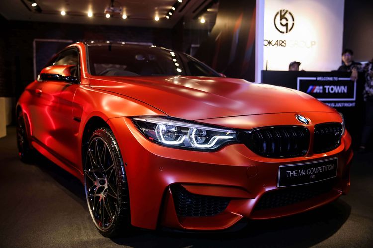 Mobil BMW M4 Competition terlihat saat diluncurkan di Jakarta, Selasa (12/11/2019). M4 Competition hanya 2 unit di Indonesia dengan warna Frozen Red dan Frozen black, dibuka dengan harga Rp 2,349 milyar Off-the road.