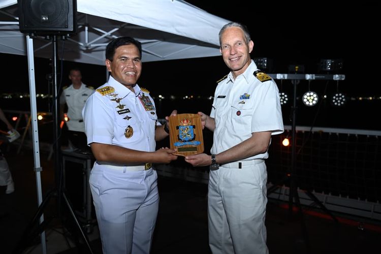 Kepala Staf Angkatan Laut (KSAL) Laksamana TNI Muhammad Ali (kiri) dan Panglima Angkatan Laut Kerajaan Belanda Vice Admiral Harold Liebregs (kanan) saat di atas kapal perang Belanda, De Ruyter, Kamis (14/5/2026).