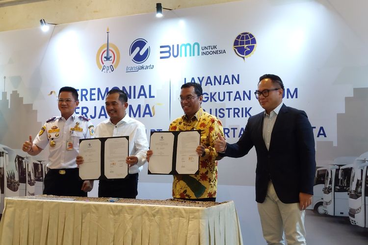 Perusahaan Umum Pengangkutan Penumpang Djakarta (Perum PPD) melakukan teken kerjasama dengan PT Transjakarta berupa pengadaan bus listrik di Hotel Borobudur, Jakarta, pada Rabu (28/12/2022). 