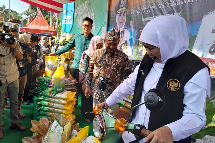 Foto: Kegiatan pasar murah di Situbondo yang dikunjungi Gubernur Jawa Timur Khofifah Indar Parawansa pada Kamis (21/9/2023).