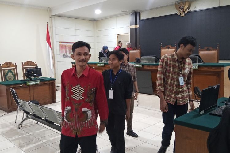 Para terdakwa aksi May Day Semarang mengikuti sidang di Pengadilan Negeri Semarang, Jawa Tengah, Senin (27/10/2025).