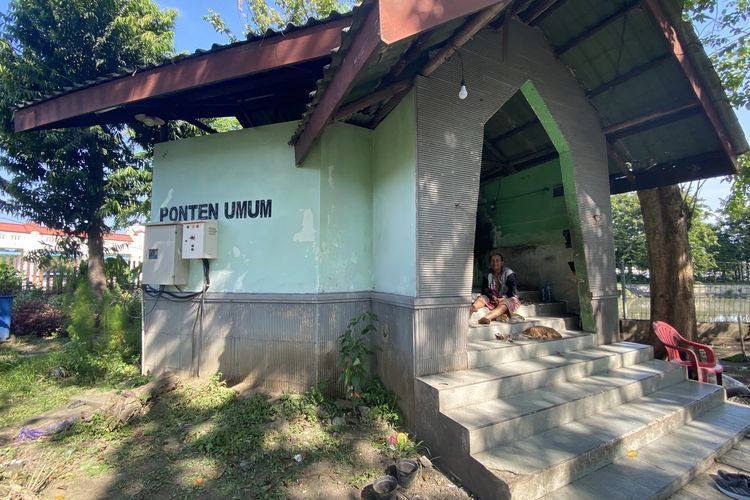 Ponten umum yang diduga digunakan warga Ngagel sebagai tempat usaha dan tinggal, Rabu (2/7/2025)