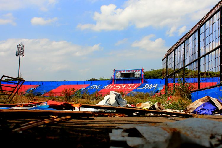 Situasi dalam stadion pasca Tregedi Kanjuruhan yang mulai pelaksanaan renovasi dan revitalisasi di Stadion Kanjuruhan Kepanjen, Kabupaten Malang, Selasa (19/9/2023) siang.