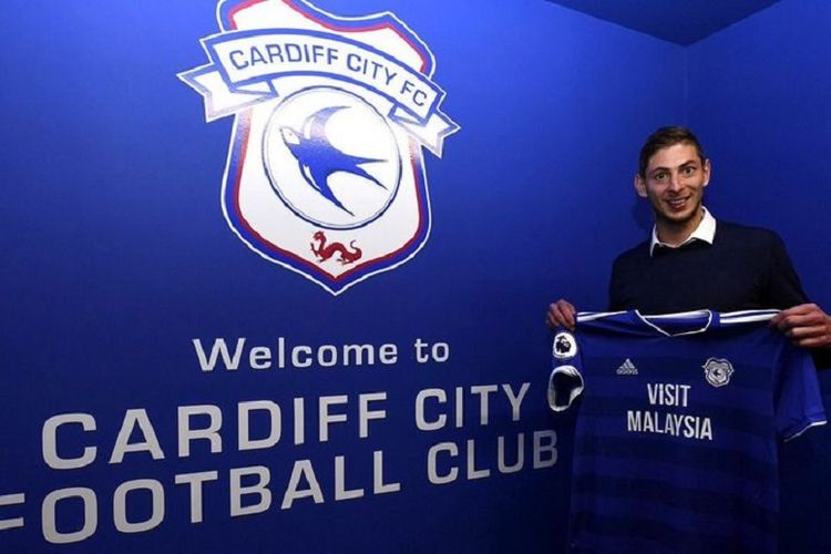 Striker anyar Cardiff City, Emiliano Sala saat dikenalkan pada Sabtu (19/1/2019).
