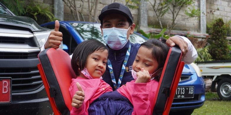Tim Jabar Quick Respons saat memberikan kursi roda khusus bagi anak kembar siam Putri dan Dewi di Bandung beberapa waktu lalu. 
