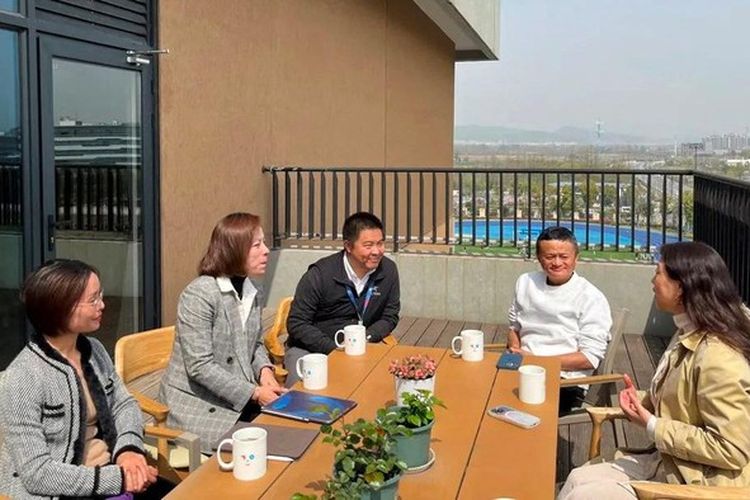 Jack Ma mengunjungi sekolah swasta Yungu School yang didanai oleh Alibaba sejak 2017 di Kota Hangzhou, China pada Senin (27/3/2023). Dalam foto, Jack Ma berjumpa dan berbincang dengan sejumlah guru dan murid. 
