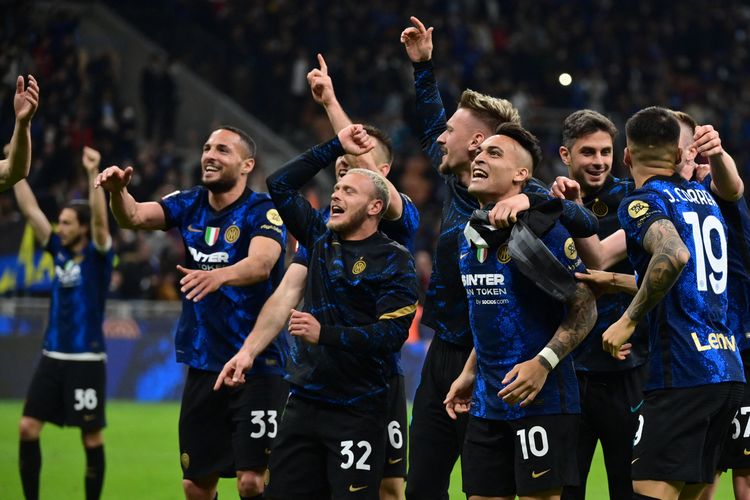 Inter Milan merayakan keberhasilan mereka lolos ke final Coppa Italia 2021-2022 setelah menyingkirkan AC Milan pada Rabu (20/4/2022) dini hari WIB.