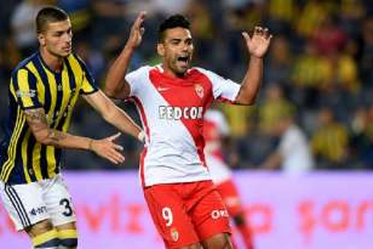 Striker Monaco, Radamel Falcao, tampak kecewa kala gagal menyelesaikan peluang di depan gawang Fenerbahce pada kualifikasi Liga Champions, Rabu (27/7/2016). 