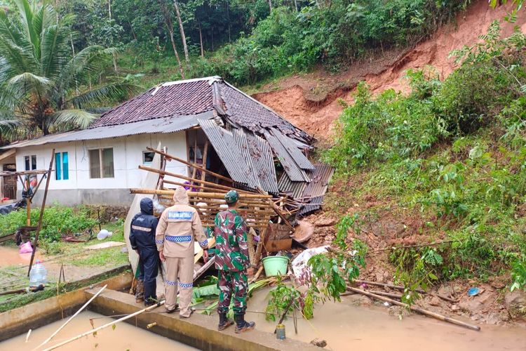 Salahsatu rumah di Kecamatan Gunung Tanjung, Kabupaten Tasikmalaya, Jawa Barat, tertimpa longsor akibat hujan mengguyur seharian di wilayah Tasikmalaya, Jumat (7/7/2023).