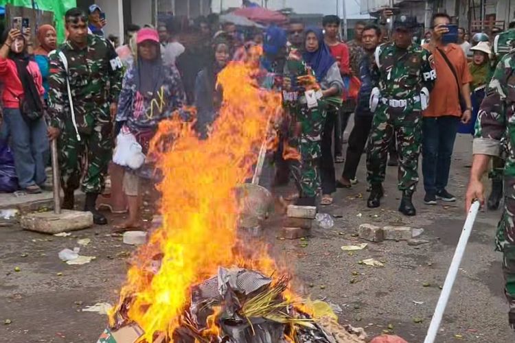 Penertiban Pedagang Pasar Mardika Ambon Ricuh, Satpol PP dan TNI Dilempari Sayuran