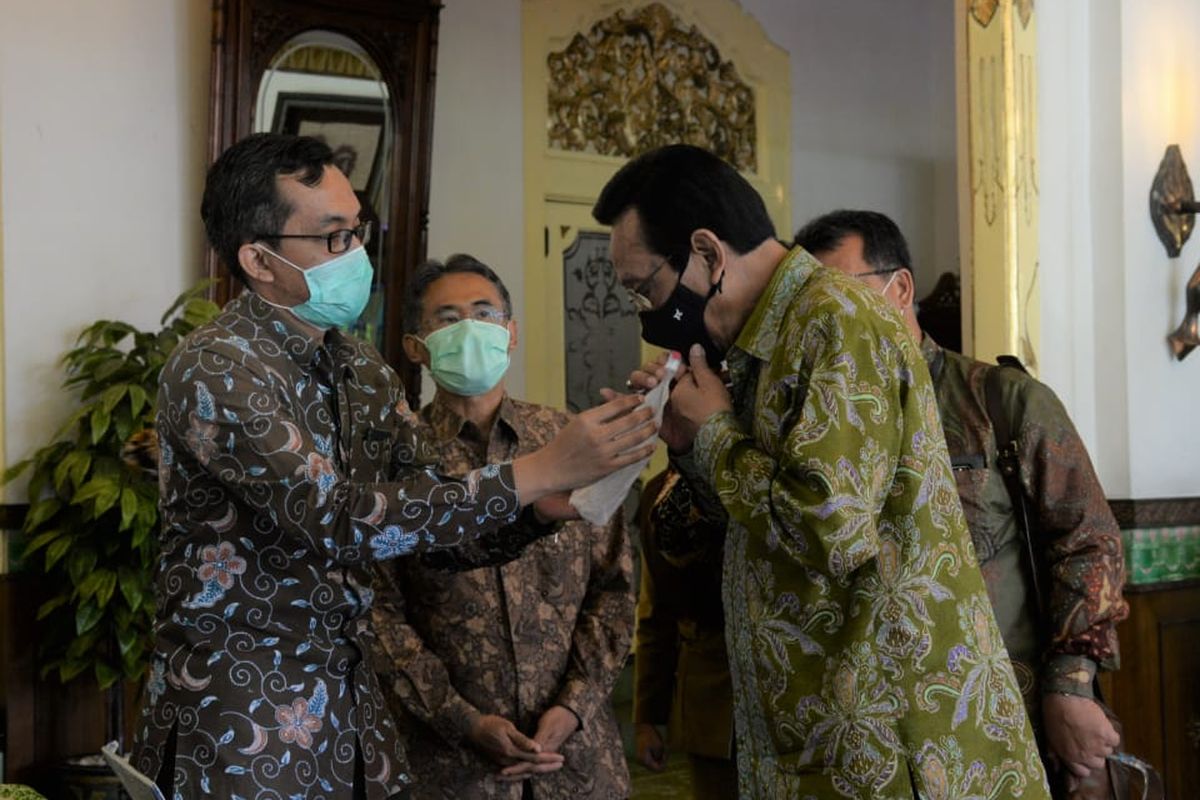 Sultan saat mencoba GeNose di Kantor Gubernur DIY, Kompleks Kepatihan, Yogyakarta.