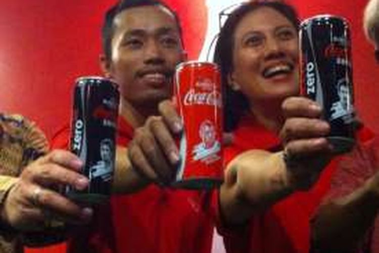 Gilang Bogy memamerkan hasil karyanya di kaleng Coca Cola edisi Piala Eropa yang dijual di Jerman, pada jumpa pers di Jakarta, Selasa (28/6/2016).